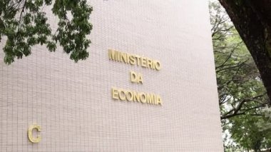 Brasilia şehrindeki Bakanlıklar 'ın merdivenlerinde bulunan Ekonomi Bakanlığı binasının dışında. Brasilia, Federal Bölge, Brezilya. 21 Kasım 2021. 