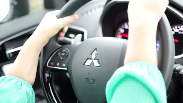 Μια Γυναίκα Που Γυρίστηκε Οδηγώντας Ένα Εταιρικό Αυτοκίνητο Της Mitsubishi — Αρχείο Βίντεο