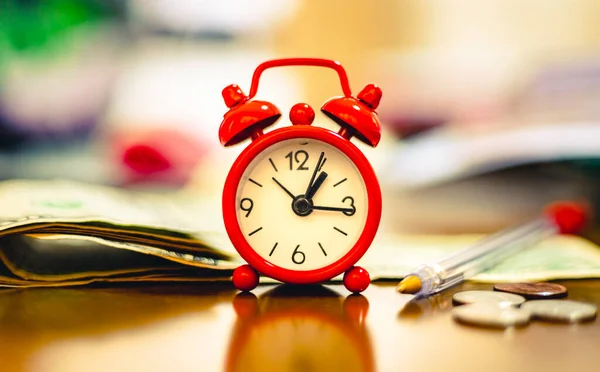 Red Alarm Clock Dollar Bills Concepts Time Money Retirement Financial — Foto Stock