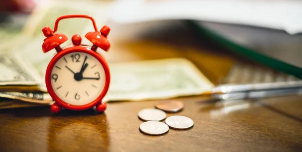 Red Alarm Clock Dollar Bills Concepts Time Money Retirement Financial — Foto Stock