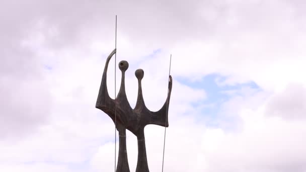 巴西联邦区 2021年12月5日 巴西利亚市三个权力机构广场上的雕塑 Candangos Dois Guerreiros — 图库视频影像