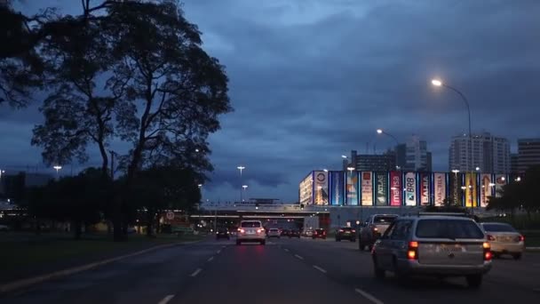 Бразилия Федеральный Округ Декабря 2021 Года Вечером Автомобили Едут Дороге — стоковое видео
