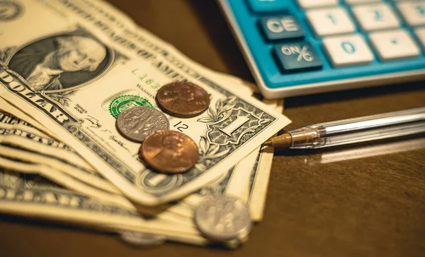 Notas Dólar Dos Eua Foto Close Com Uma Calculadora Azul — Fotografia de Stock