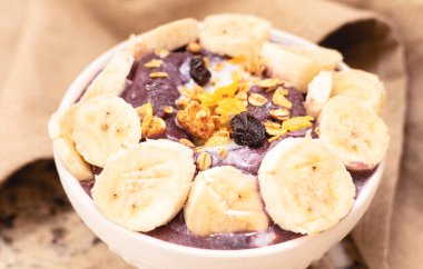 Brezilya acai 'si muz, granola ve yoğunlaştırılmış sütle kasede..