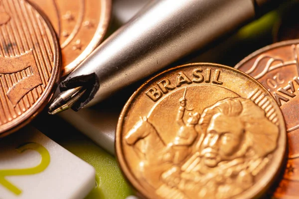 Brazilian Coins Top Calculator Broken Pen Composition Macro Photography Concept — Fotografia de Stock