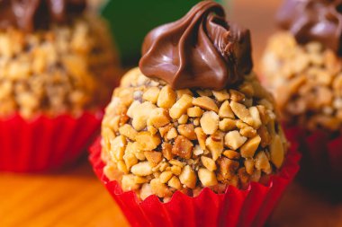 Brezilya Gurme Brigadeiro 'su kestane rengi ve fındık kremalı ve yakın plan fotoğraflı. Brezilya yemeği, tatlı. Brezilya 'daki partilerde ve etkinliklerde geleneksel tatlılar.