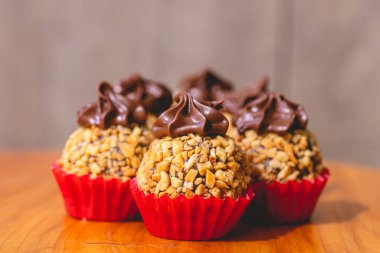 Brezilya Gurme Brigadeiro 'su kestane rengi ve fındık kremalı ve yakın plan fotoğraflı. Brezilya yemeği, tatlı. Brezilya 'daki partilerde ve etkinliklerde geleneksel tatlılar.
