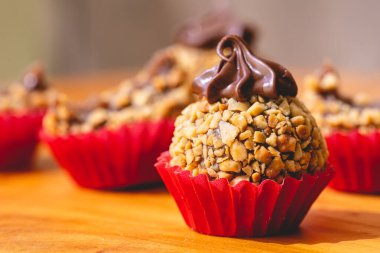 Brezilya Gurme Brigadeiro 'su kestane rengi ve fındık kremalı ve yakın plan fotoğraflı. Brezilya yemeği, tatlı. Brezilya 'daki partilerde ve etkinliklerde geleneksel tatlılar.