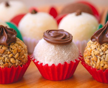 Süt tozu ve fındık kremalı Brezilya gurme tugayı ve tahta bir tahtanın üzerindeki tugayın geleneksel versiyonu. Yakın plan fotoğraf. Brezilya yemeği, tatlı. Partilerde ve etkinliklerde Brezilya 'dan geleneksel tatlı.