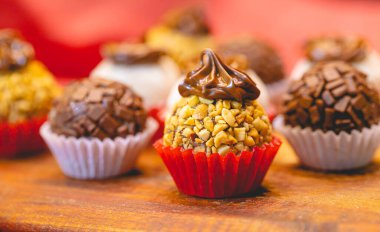 Süt tozu ve fındık kremalı Brezilya gurme tugayı ve tahta bir tahtanın üzerindeki tugayın geleneksel versiyonu. Yakın plan fotoğraf. Brezilya yemeği, tatlı. Partilerde ve etkinliklerde Brezilya 'dan geleneksel tatlı.