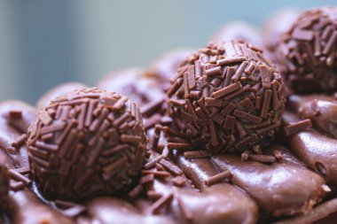 Çikolatalı pasta, çikolatalı pasta ve dekore edilecek eşkıyalar. Brezilya Portekizcesinde bu tatlının adı Caseirinho de Brigadeiro 'dur..