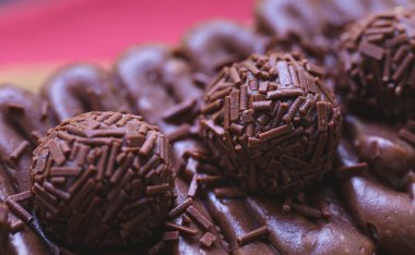 Çikolatalı pasta, çikolatalı pasta ve dekore edilecek eşkıyalar. Brezilya Portekizcesinde bu tatlının adı Caseirinho de Brigadeiro 'dur..