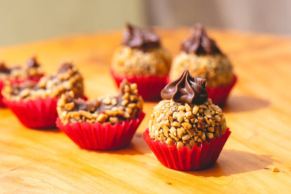 Бразильский Gourmet Brigadeiro с каштаном и фундуком крем в крупном плане фото. Бразильская еда, десерт. Традиционные сладости на вечеринках и мероприятиях в Бразилии.