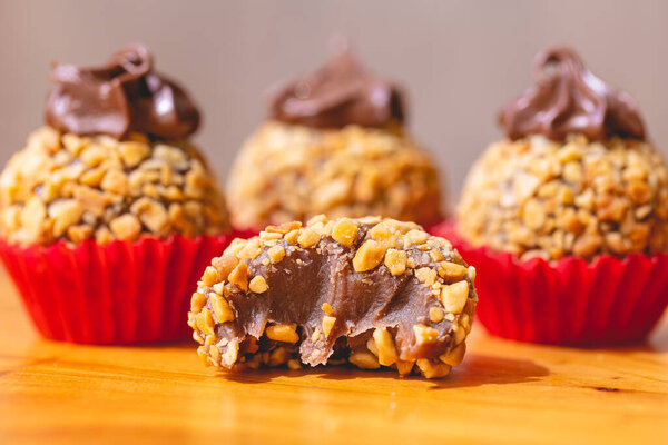Бразильский Gourmet Brigadeiro с каштаном и фундуком крем в крупном плане фото. Бразильская еда, десерт. Традиционные сладости на вечеринках и мероприятиях в Бразилии.