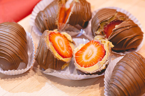 Клубничный бонбон на фото крупным планом. Бразильский сладкий. Бразильский десерт с именем на бразильском португальском языке bombom de morango.