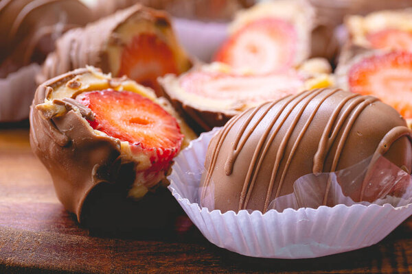 Клубничный бонбон на фото крупным планом. Бразильский сладкий. Бразильский десерт с именем на бразильском португальском языке bombom de morango.