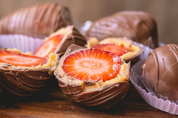 Клубничный бонбон на фото крупным планом. Бразильский сладкий. Бразильский десерт с именем на бразильском португальском языке bombom de morango.