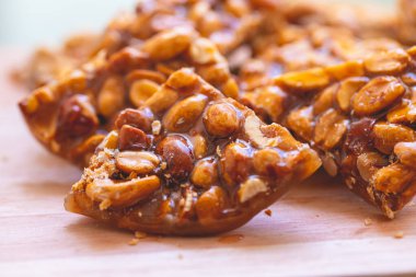 Brazilian peanut-based caramelized sweet that in Brazilian Portuguese is called 