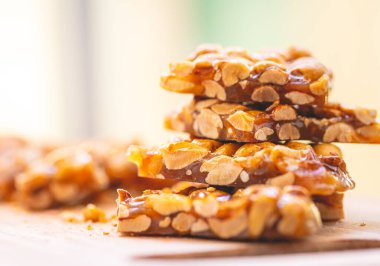 Brazilian peanut-based caramelized sweet that in Brazilian Portuguese is called 