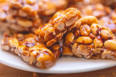 Brazilian peanut-based caramelized sweet that in Brazilian Portuguese is called 