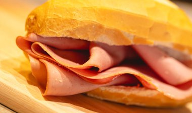 Tahtada mortadella ile yuvarlan.