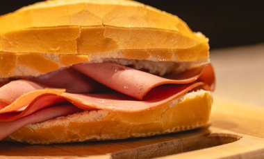 Tahtada mortadella ile yuvarlan.