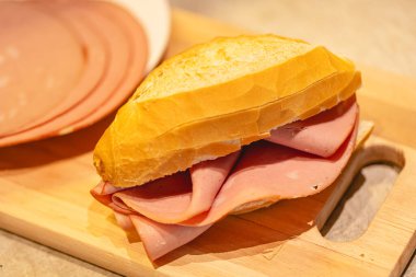 Tahtada mortadella ile yuvarlan.