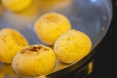 Alüminyum bir tepside Brezilya peynirli çörekler.