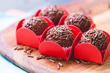 Brigadeiro Gurme. Partilerde ve doğum günlerinde geleneksel Brezilya tatlıları.