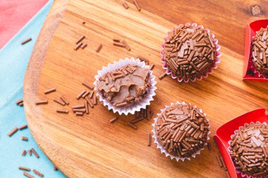Brigadeiro Gurme. Partilerde ve doğum günlerinde geleneksel Brezilya tatlıları.