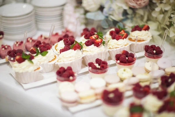 Πεντανόστιμο Γλυκό Κέικ Φρέσκες Φράουλες Σμέουρα Και Φύλλα Δυόσμου Τραπεζάκι — Φωτογραφία Αρχείου
