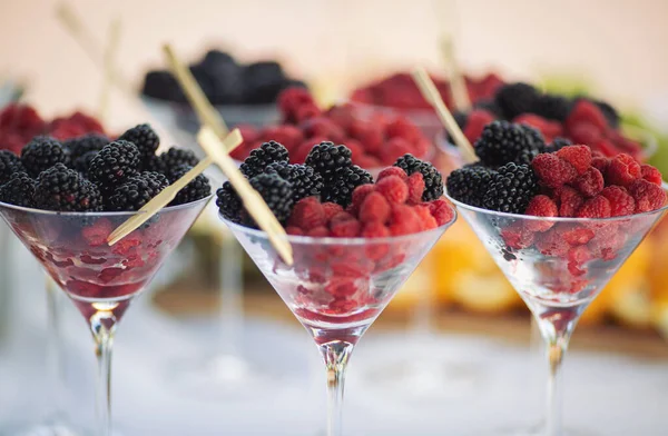 黑莓和玻璃杯中的黑莓 在婚礼上请客吃饭婚宴桌上 甜餐桌 派对上的水果吧 免版税图库照片