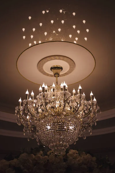 Large Chandelier Crystals Candlesticks Ceiling Dark Background Retro Style Beautifulchandelier — Stock Photo, Image