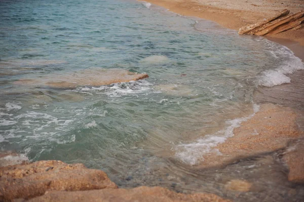 Denizde Güzel Dalgalar Güçlü Deniz Dalgaları Kayalara Çarpıyor Sahilde Deniz — Stok fotoğraf