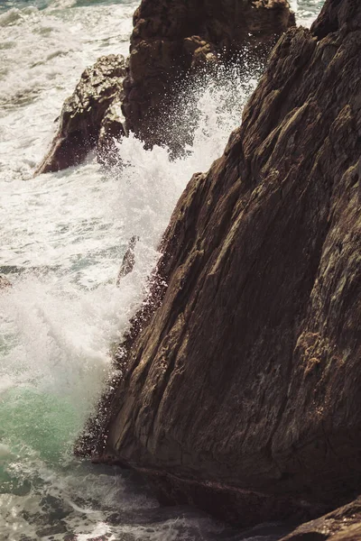 Schöne Wellen Meer Die Mächtigen Meereswellen Peitschen Gegen Die Felsen — Stockfoto