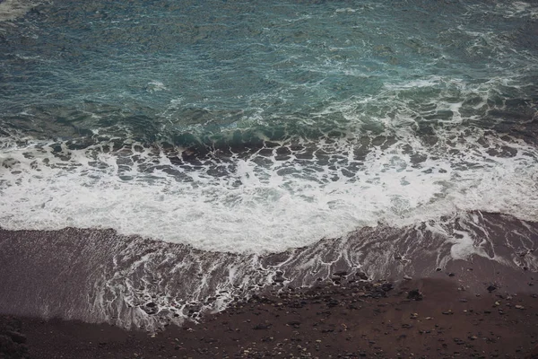 Denizde Güzel Dalgalar Güçlü Deniz Dalgaları Kayalara Çarpıyor Sahilde Deniz — Stok fotoğraf