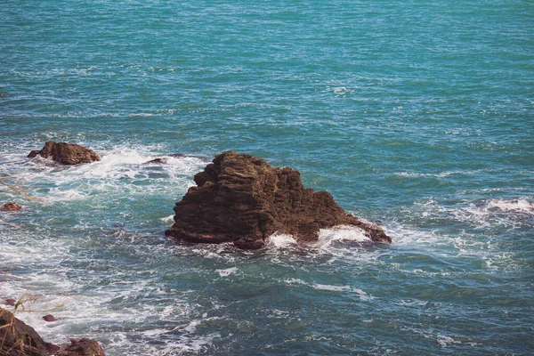 Motivos Marinos Olas Salpicaduras Roca Orilla Del Mar Mar Bastante — Foto de Stock