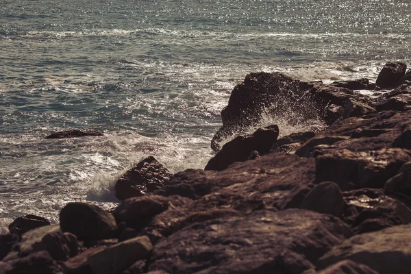 Motifs Marins Vagues Éclaboussures Sur Rocher Bord Mer Mer Assez — Photo