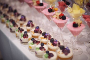 Krem şanti ve ahududulu iki katlı tatlı sufle. Düğün tatlı büfesinde lezzetli tatlılar, pastalar ve pastalar.