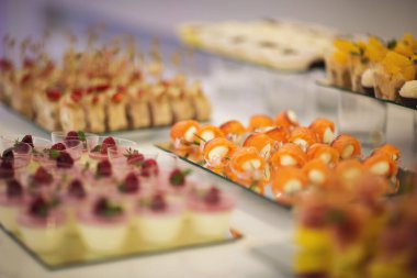 Krem şanti ve ahududulu iki katlı tatlı sufle. Düğün tatlı büfesinde lezzetli tatlılar, pastalar ve pastalar.