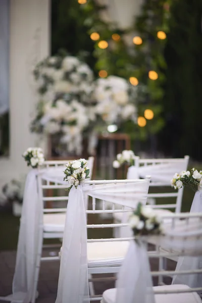 Wedding Florals Vineyard Summer Wedding Aisle Ceremony White Chairs Floral — 图库照片