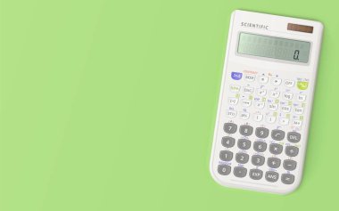 Beyaz dijital hesap makinesi yeşil arka planda izole edilmiş. Boşluğu kopyala.