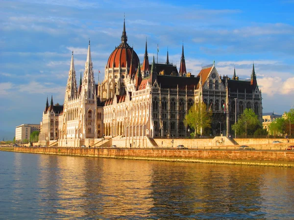 O edifício do Parlamento em Budapes, Hungria — Fotografia de Stock