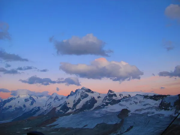 Majestätischer Sonnenuntergang in den Schweizer Alpen — Stockfoto