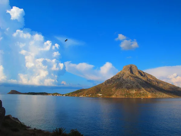 カリムノス島、ギリシャからの telendos ビュー — ストック写真