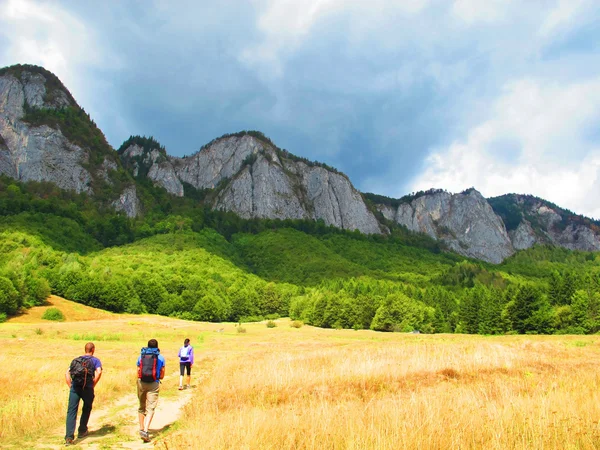 Senderistas en otoño montañas paisaje — Foto de Stock