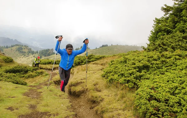 Trekking en montaña — Foto de Stock