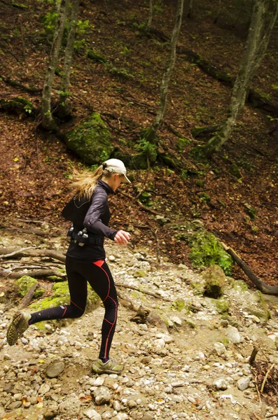 Woman running in wooded forest area — Stock Photo, Image