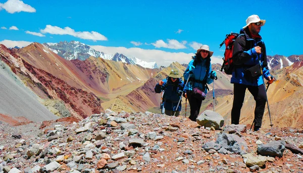 Wandelaars op hun weg naar aconcagua berg — Stockfoto