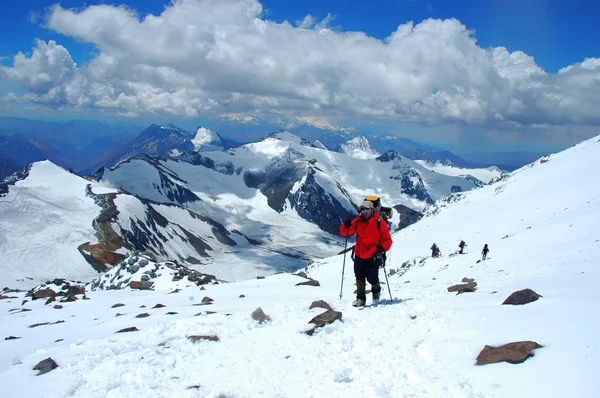 Pieszych na drodze do aconcagua — Zdjęcie stockowe